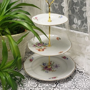 Handgefertigte 3-stöckige Etagere, blau, rosa, lila, weiß und gold, Wakbrzych Polen und Deutsche Demokratische Republik China Dessert Etagere (36)