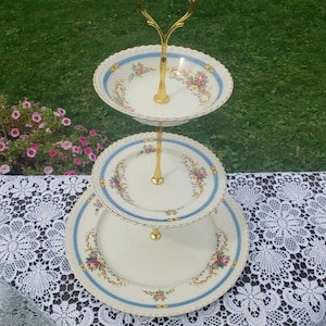 Handgefertigte und Upcycled 3 Tier Etagere, Johnson Bros English China, Vintage inspirierte Creme, Blau und Gold High Tea 3 Tier Etagere (5)