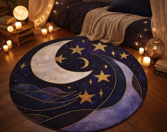 Puede incluir: Una alfombra redonda con un diseño celestial. Presenta una gran luna creciente y estrellas doradas sobre un fondo azul oscuro. El diseño incluye detalles morados y dorados, creando un tema nocturno de ensueño.