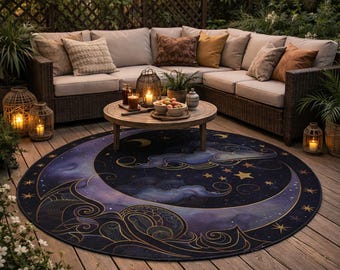 Puede incluir: Una alfombra redonda para exteriores con un diseño celestial. Presenta una luna creciente, estrellas y nubes en tonos azules, morados y dorados. La alfombra está colocada sobre una terraza de madera, con muebles de exterior y faroles decorativos en el fondo.