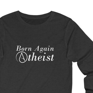 Puede incluir: Una camiseta de manga larga gris oscuro jaspeada con el texto "Born Again Atheist" y un símbolo "A" estilizado.