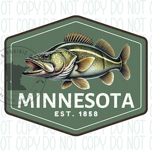 Puede incluir: Ilustración detallada de un pez con la boca abierta, sobre un fondo hexagonal verde. La palabra "MINNESOTA" se muestra en blanco, con "EST. 1858" debajo. El diseño incluye un contorno estatal y el texto "LAKES & PRAIRIE".