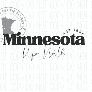 Puede incluir: Un diseño gráfico blanco con la palabra "Minnesota" en negrita negra, con "Up North" en una fuente de escritura cursiva debajo. Un logotipo circular con el contorno del estado y el texto "Lakes & Prairie Designs" está en la parte superior. También está presente el texto "EST 1858".
