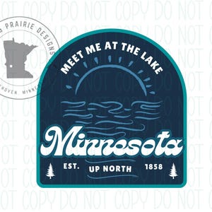 Puede incluir: Una pegatina azul marino con el texto "Meet Me At The Lake" sobre un diseño de lago y sol. La palabra "Minnesota" está en escritura blanca, con "Est. Up North 1858" debajo. Un logotipo con un mapa de Minnesota está en la parte superior izquierda.