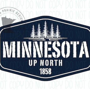 Puede incluir: Un diseño gráfico azul marino y blanco con la palabra "MINNESOTA" en letras gruesas. Debajo, se muestra el texto "UP NORTH 1858". El diseño incluye una silueta de pinos y un contorno estatal.