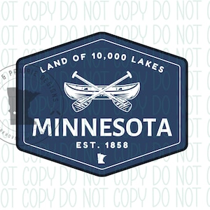 Puede incluir: Un diseño gráfico azul marino y blanco con una canoa con remos cruzados, el texto "Land of 10,000 Lakes" y "Minnesota EST. 1858". El diseño tiene forma hexagonal con un borde blanco y una silueta del estado.