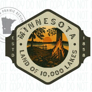 Puede incluir: Un emblema de estilo vintage con un paisaje escénico con una fogata, un lago y una puesta de sol. El texto "MINNESOTA LAND OF 10,000 LAKES" se muestra alrededor de la imagen. El diseño incluye una silueta del estado y el texto "LAKES & PRAIRIE DESIGN".