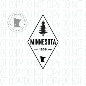 Puede incluir: Gráfico en forma de diamante en blanco y negro con un pino, el texto "Minnesota" y el año "1858". El gráfico también incluye un pequeño contorno del estado de Minnesota.