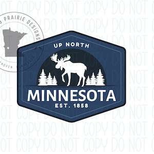 Puede incluir: Un diseño gráfico azul marino y blanco con un alce, pinos y el texto "MINNESOTA EST. 1858" dentro de un hexágono. El diseño también incluye las palabras "UP NORTH". Un logotipo circular con un mapa de Minnesota está en la esquina superior izquierda.