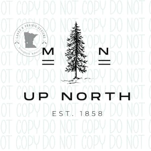 Puede incluir: Diseño gráfico en blanco y negro con un pino, el texto "UP NORTH" y "EST. 1858". El diseño también incluye las letras "MN" y un logotipo circular con el texto "Lakes & Prairie Designs" y un mapa de Minnesota.