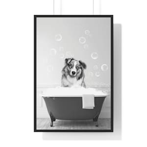 Può includere: Una foto in bianco e nero di un cane seduto in una vasca da bagno piena di bolle. Il cane guarda la fotocamera. Ci sono bolle che galleggiano nell'aria intorno al cane.