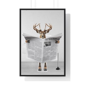 Stampa divertente di un cervo in bagno: arte animale che legge il giornale (download digitale)