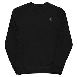 Op de afbeelding: Zwart sweatshirt met ronde hals en een klein geborduurd ontwerp op de linkerbovenborst. Het woord "MASSIVE" is op de bovenrug van de sweatshirt gedrukt. De sweatshirt is gemaakt van een zacht materiaal.