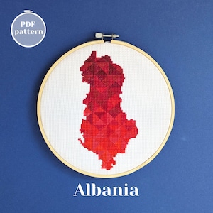 Modèle de carte de l'Albanie au point de croix. Design géométrique moderne en xstitch. Broderie Décoration murale DIY. Cadeau pour voyageur sur le thème de Tirana