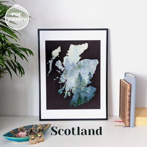 Patrón de punto de cruz con el mapa de Escocia y diseño de bosque brumoso. Bordado moderno con motivos naturales para enmarcar. Idea de regalo pensada para un fan de Outlander