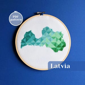 Kartkontur över Lettland för korsstygn. Räknat korsstygnsmönster för omedelbar nedladdning. Modernt personligt handarbete eller presentidé.
