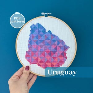 Modèle PDF de carte de l'Uruguay au point de croix à télécharger instantanément. Idées de broderie simples pour le bricolage. Option cadeau créatif pour ami voyageur.