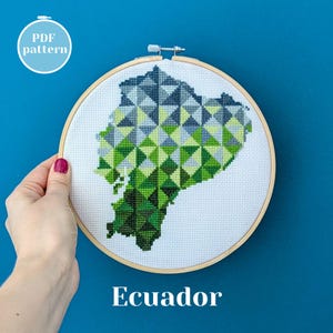 Patrón de punto de cruz en PDF con la forma del mapa de Ecuador. Guía de bordado original para descarga inmediata. Un regalo personalizado y considerado para tu mejor amiga.