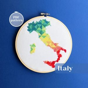 Mapa da Itália em ponto cruz colorido. Arte de parede fácil de bordar com tema de viagem. Desenho simples de ponto cruz contado para download instantâneo.