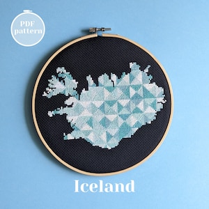 Modèle de carte d'Islande au point de croix. Décoration murale à suspendre sur le thème de Reykjavik. Motif de broderie d'inspiration moderne. Idée cadeau unique en son genre pour voyageur