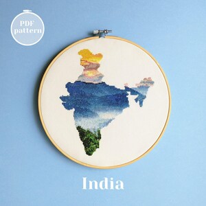 India kaartpatroon met kruissteek. Landschapsborduurontwerp met zonsondergang op de achtergrond. Getelde moderne xstitch-pdf-grafiek met Mumbai-Delhi-thema