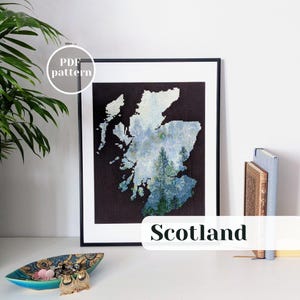 Patrón de punto de cruz con mapa de Escocia y diseño de bosque brumoso. Bordado moderno con motivos naturales para enmarcar. Una idea de regalo ideal para fans de Outlander.