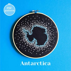 Modèle de carte de l'Antarctique au point de croix. Suspension murale silhouette de l'Antarctique. Conception moderne de points xstitch. Cadeau DIY unique pour ami voyageur