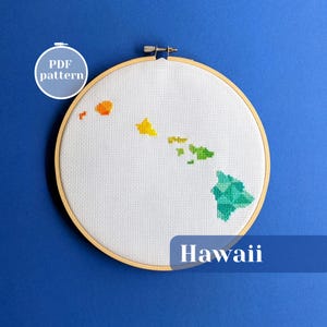 Wzór haftu krzyżykowego z mapą Hawajów. Nowoczesny wzór ściegu krzyżykowego w tropikalnych kolorach. Prosty pomysł na prezent DIY. Stany Zjednoczone, stan Aloha.
