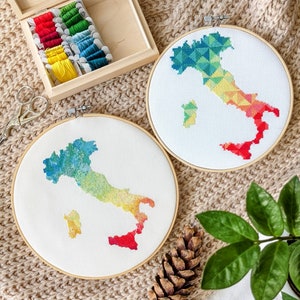 DEUX cartes d'Italie - Ensemble de modèles de point de croix. Tableau de broderie créatif au format PDF pour un passe-temps unique. Cadeau personnalisé pour ami voyageur
