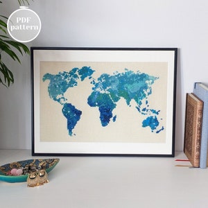 Modèle de carte du monde au point de croix en bleu aquarelle. Modèle d'ornement de broderie moderne au format PDF. Idée cadeau DIY déco personnalisée