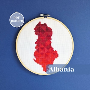 Schema per punto croce con mappa dell'Albania. Moderno motivo geometrico a punto croce. Decorazione murale fai da te con ricamo. Regalo per viaggiatori a tema Tirana.