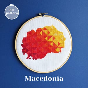 Modèle de point de croix de silhouette de carte de Macédoine. Motif de broderie géométrique moderne. Art mural sur le thème de Skopje. Souvenir fait main de voyage dans les Balkans
