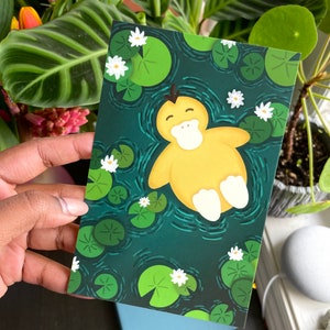 Carte postale d'impression d'art de canard flottant dans un étang | Décoration murale, oeuvre d'art murale, décoration de chambre confortable, carte de l'appelant Psyduck, carte vierge recto, 4 x 6