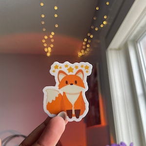 Sticker renard nuit étoilée | Sticker vinyle mat dessiné à la main, sticker animal, amoureux des animaux, renard cottagecore, ordinateur portable, téléphone, décoration, sticker