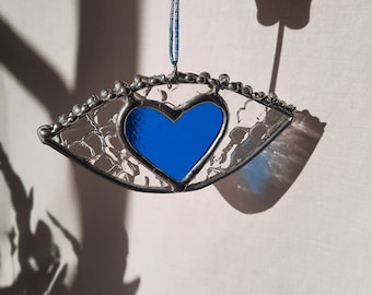 Un regard d'amour, œil cœur verre, attrape soleil,  suspension fenêtre décoration d'intérieur, mobile suspendu, art du vitrail, vitraux