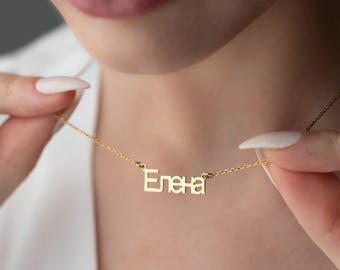 以下が含まれることがあります： ブロック体で「エレナ」と刻まれた金のネックレスです。