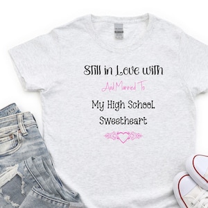 Todavía enamorado y casado con mi novia de la escuela secundaria: camiseta de algodón de peso medio para mujer. Regalo para esposa, camiseta de novios de secundaria.