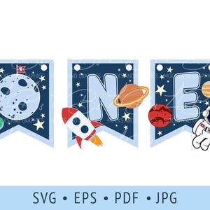 Könnte beinhalten: Drei blaue und weiße Bannerflaggen mit Weltraumthema. Die erste Flagge hat einen Mond und Sterne, die zweite Flagge hat den Buchstaben N und eine Rakete, und die dritte Flagge hat den Buchstaben E und einen Astronauten. Die Flaggen sagen "ONE" in großen Buchstaben.