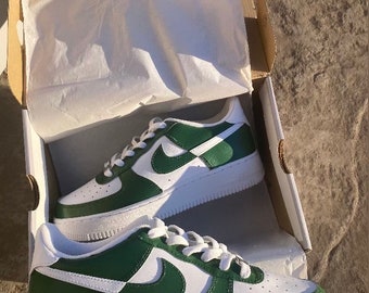 グリーンのカスタム エア フォース 1 スニーカー、カスタム AF1 グリーン、カスタム ナイキ、レディース カスタム スニーカー、ユニセックス カスタム シューズ、ミッド ナイキ、カジュアルウェア