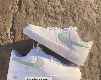 セージグリーンのカスタムエアフォース1スニーカー、カスタムAF1グリーン、カスタムナイキ、レディースカスタムスニーカー、ユニセックスカスタムシューズ、ミッドナイキ、カジュアルウェア