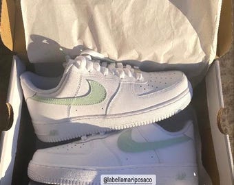 セージグリーンのカスタムエアフォース1スニーカー、カスタムAF1グリーン、カスタムナイキ、レディースカスタムスニーカー、ユニセックスカスタムシューズ、ミッドナイキ、カジュアルウェア