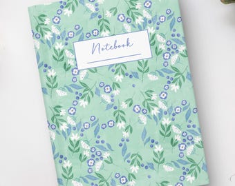 Cuaderno floral, cuaderno de tapa dura con flores blancas y arándanos, cuaderno rayado en verde pastel y azul.
