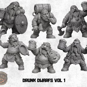 Peut inclure: Un ensemble de six figurines miniatures de nains gris, chacun avec une barbe et des vêtements détaillés, représentés dans diverses poses avec des accessoires comme des chopes de bière, des tonneaux, des boucliers et des haches. Le texte "DRUNK DWARFS VOL 1" est imprimé en bas.