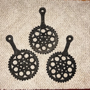 Vintage AMERICANA HEX & RINGS gegoten aluminium onderzetter set van 3 unieke 8,5" zwart