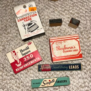 Może przedstawiać: Kolekcja zabytkowych artykułów biurowych, w tym taśma korekcyjna do pisania na maszynie, gumowane etykiety, wzmocnienia, gumki do ścierania i wkłady do pisania. Przedmioty są w oryginalnych opakowaniach, w różnych kolorach i czcionkach.