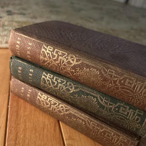 Lot de 3 livres anciens : Holiday House, Blind Lilias, The Sale of Crummie – A Series Of Tales 1864 de la collection Carters Fireside Library de Sinclair