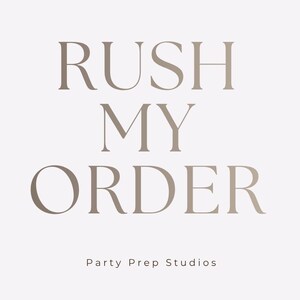 Op de afbeelding: Een lichtbeige afbeelding met de woorden "RUSH MY ORDER" in een schreeflettertype. Onder de tekst staat de zin "Party Prep Studios" in een kleiner lettertype. De achtergrond is effen lichtbeige.