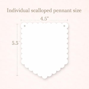 Op de afbeelding: Een witte, geschulpte wimpel met een afgeronde bodem en twee gaten aan de bovenkant. De wimpel is 11,4 cm breed en 14 cm hoog. De tekst bovenaan luidt "Individual scalloped pennant size."