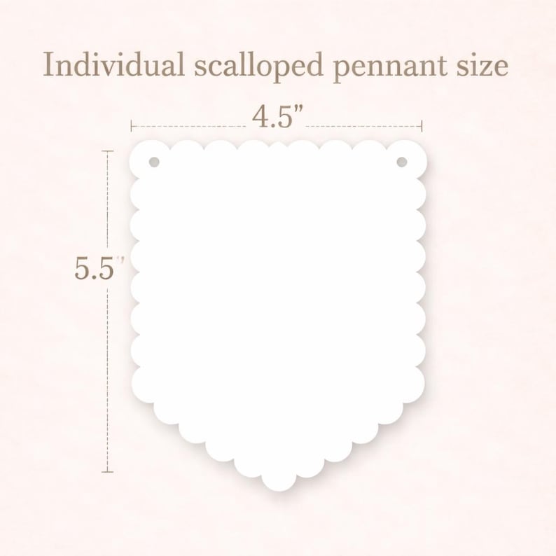 Op de afbeelding: Een witte, geschulpte wimpel met een afgeronde bodem en twee gaten aan de bovenkant. De wimpel is 11,4 cm breed en 14 cm hoog. De tekst bovenaan luidt "Individual scalloped pennant size."
