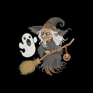Puede incluir: Ilustración de Halloween de una bruja volando en una escoba, con un fantasma y una linterna de calabaza. La bruja lleva un sombrero y un vestido grises, sosteniendo una escoba. El fantasma es blanco y la linterna de calabaza es naranja.